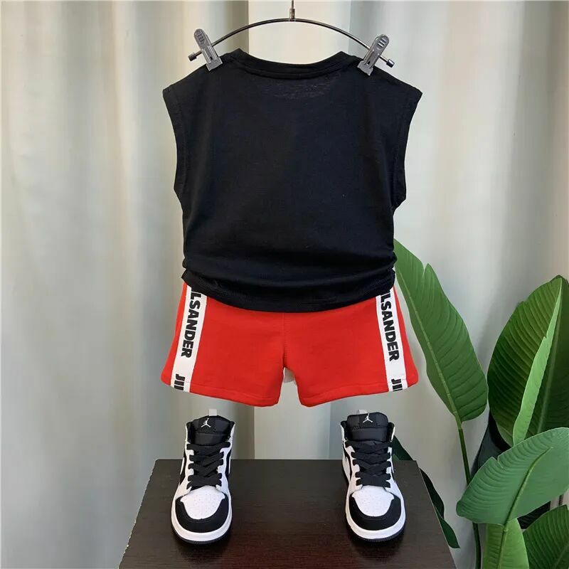 ชุดเสื้อกล้าม + กางเกงขาสั้นสำหรับเด็กผู้ชายชุดสองชิ้นสุดเท่สำหรับเด็กเสื้อผ้าแขนกุดในฤดูร้อนเด็กทารกใหม่ปี2023