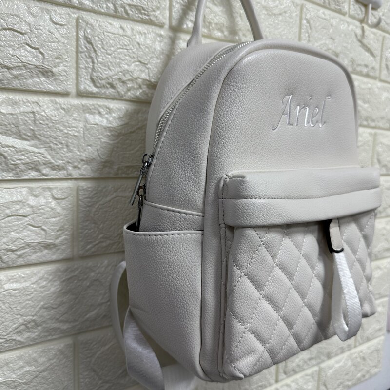 Модный классический рюкзак с вышивкой имени, детали строчки, застежка-молния, регулируемый ремешок, ПУ, индивидуальное имя, рюкзак, школьная сумка