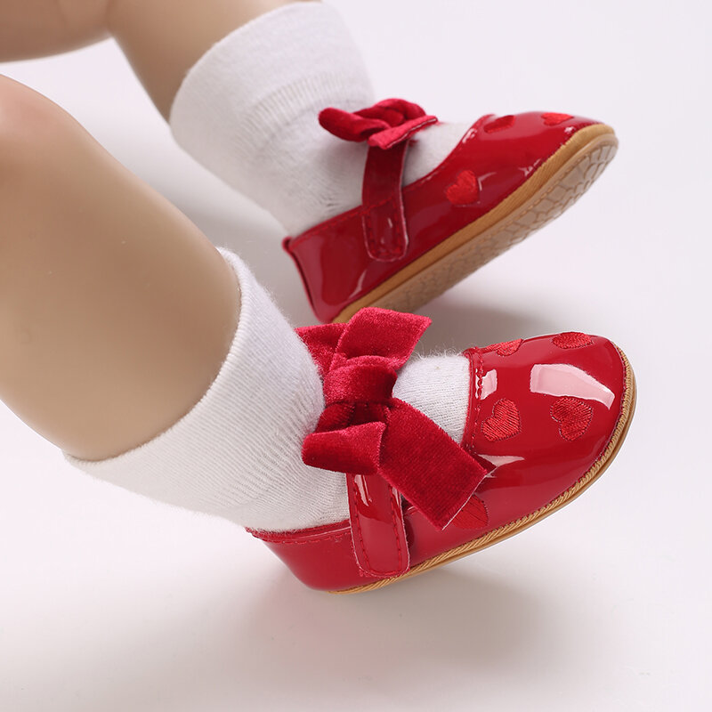 Niemowlęta dziewczynki śliczne mokasyny z motywem serca z kokardą miękka podeszwa buty na płaskim obcasie ze skóry PU buty dla pierwszych spacerowiczów antypoślizgowe buty księżniczki