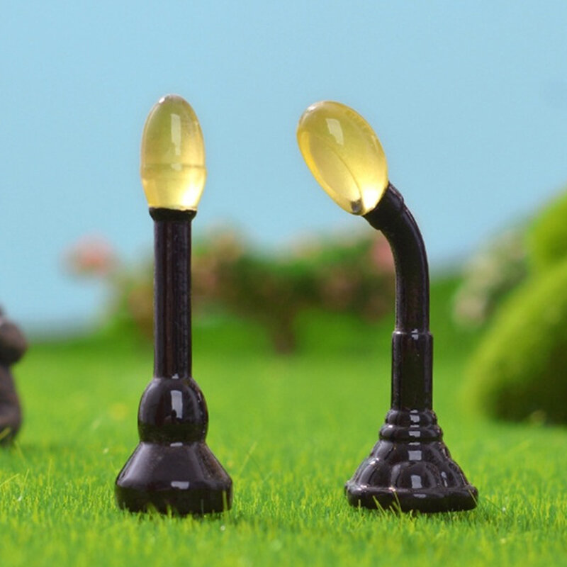 Luminous Miniature Street Light, Micro ornamento de paisagem, Dollhouse Miniature, Street Lamp Decor, Brinquedo artificial, 2pcs