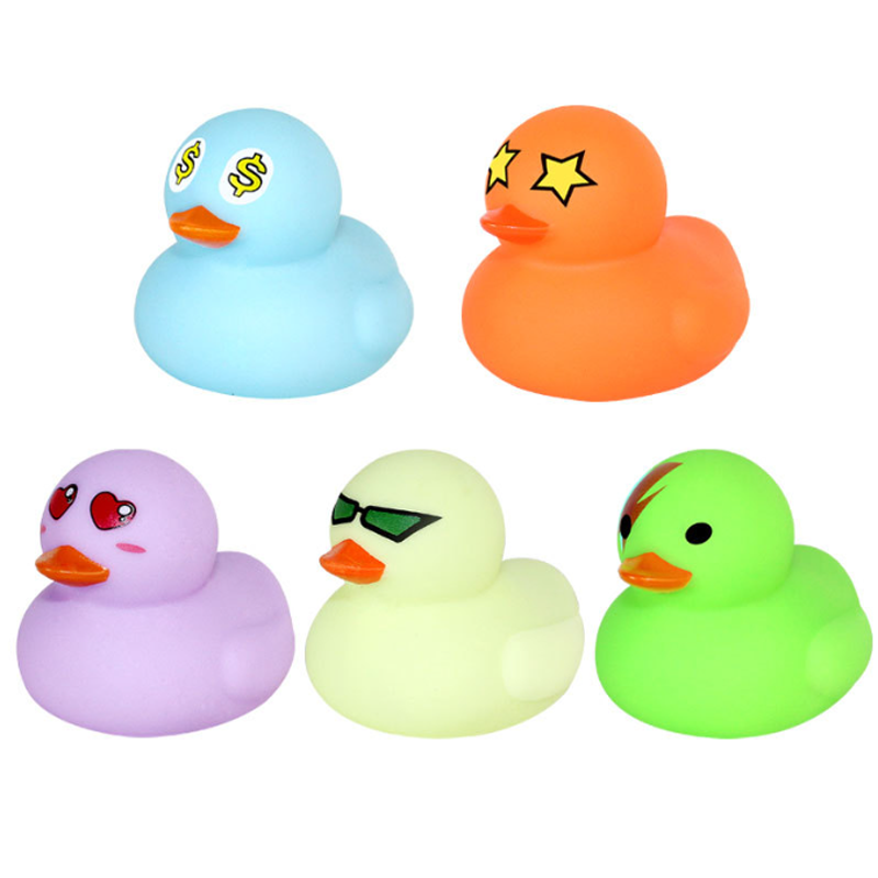 Cute Small Colorful Duck Water Toy Duck Baby Bath Toy giocattoli per l'acqua del bambino regalo creativo per lo Styling dell'anatra