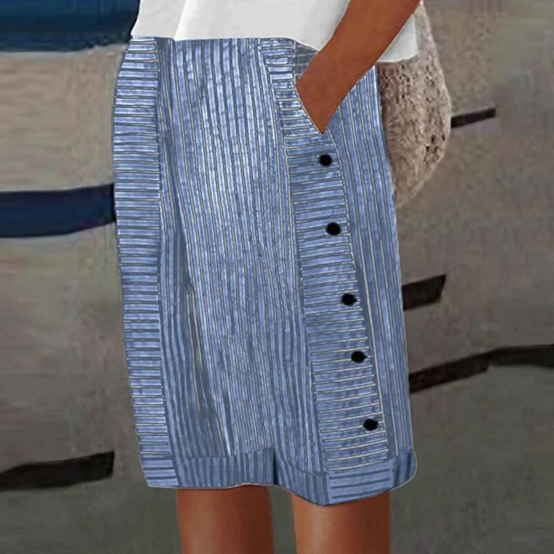 Celana pendek wanita Bohemian, celana pendek wanita, motif garis-garis, sepanjang lutut, dengan tombol samping, Detail pinggang elastis untuk pakaian wanita