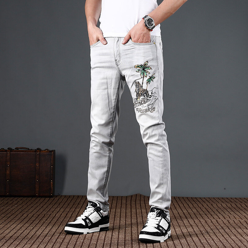 Jeans bercetak pria, celana denim abu-abu ringan regang ramping, pakaian tipis tren jalanan berpermadani musim panas untuk lelaki