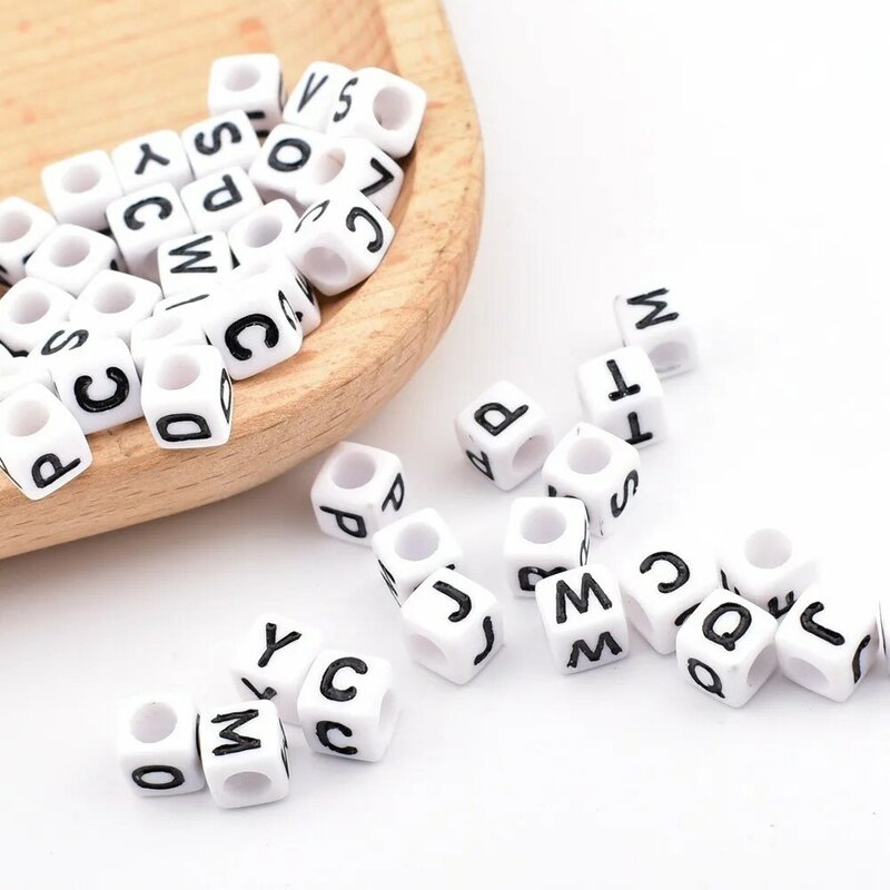 Cuentas de letras acrílicas para fabricación de joyas, fondo cuadrado blanco con letras negras, 6x6x3mm, 50 unidades por lote