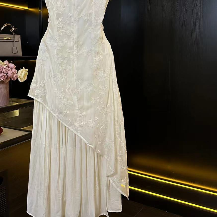 Женское белое платье, лето 2024, модное темпераментное тонкое платье с вышивкой без рукавов, длинное имитация двух частей.