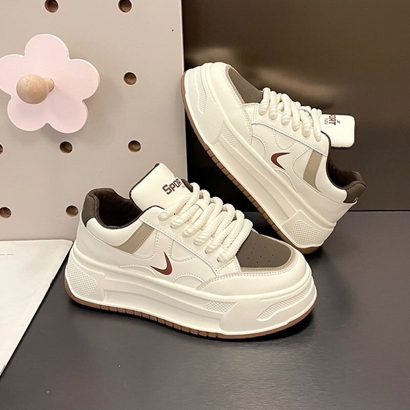 Sepatu kanvas wanita kecil putih, baru musim semi musim gugur sol tebal sepatu olahraga papan kasual serbaguna dan unik Instagram trendi 2024