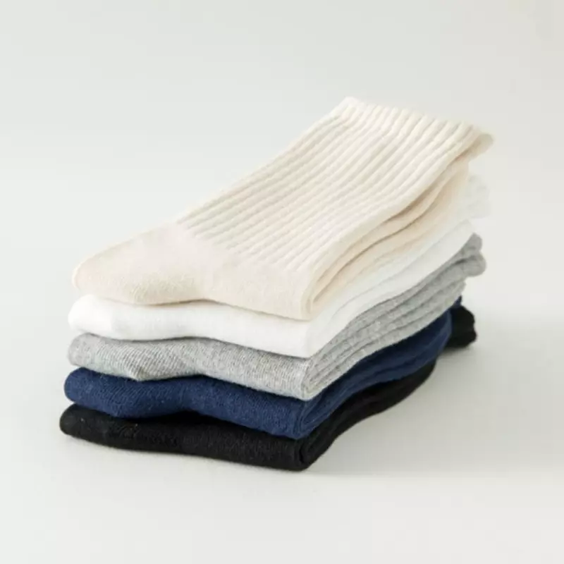 Taille gebunden, einfarbig Basic Sport schwarz Paar, mittellange Socken, trend ige und weiße Socken und vielseitige Optionen