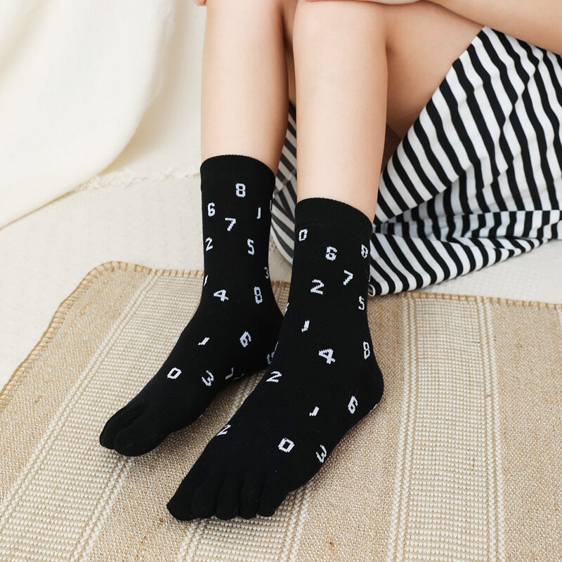 Meados de tubo de cinco dedos meias de algodão feminino outono e inverno modelos de espessura digital cor sólida meias de algodão split toe meias