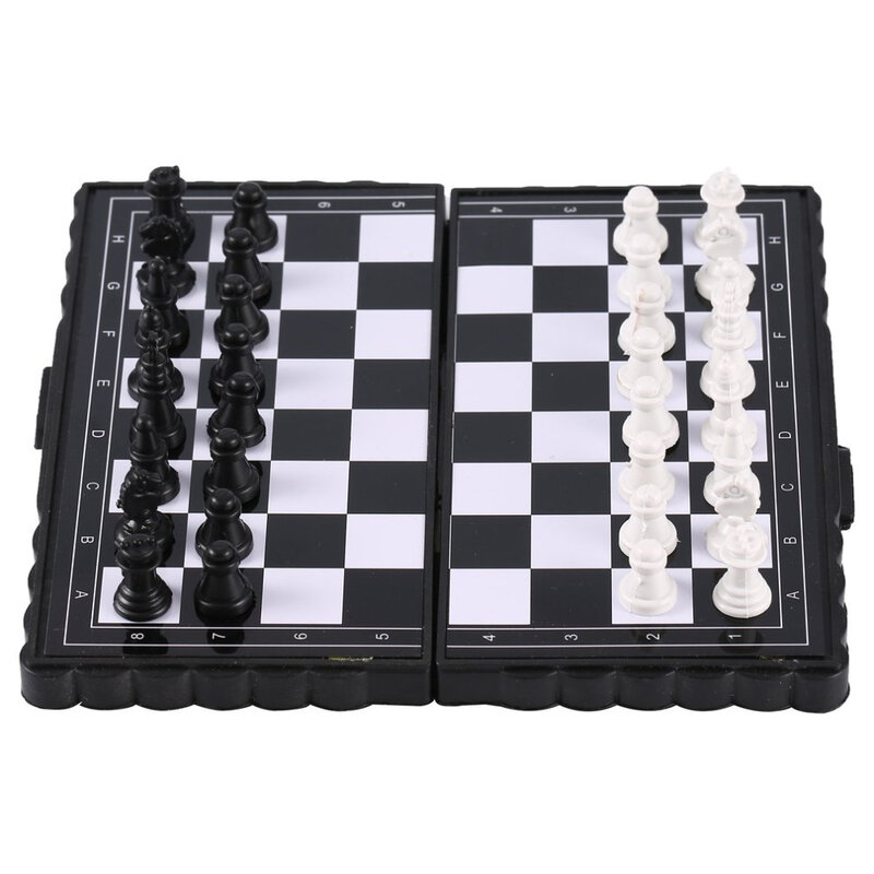 2023 1 Set Mini scacchi internazionali pieghevole in plastica magnetica scacchiera gioco da tavolo portatile giocattolo per bambini Set di scacchi all'aperto portatile