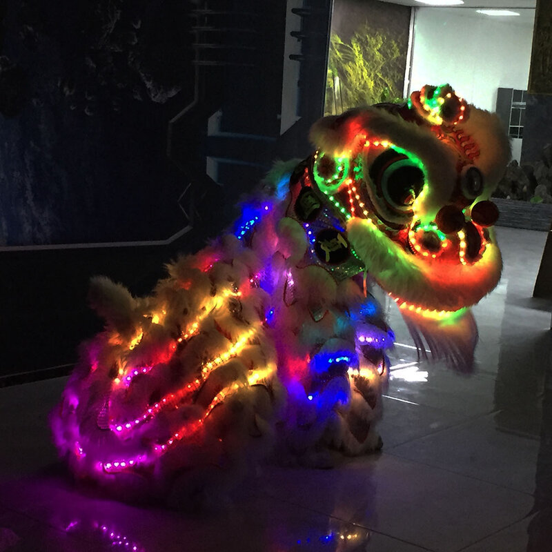 Halloweenowy świąteczny nowy rok pokaz tradycyjnego chiński Folk tańca lwa rozświetlają kostium lwów z południowego Foshan