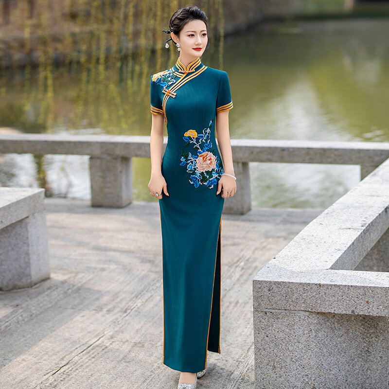 Qipao gaun pesta malam Satin wanita, gaun Cheongsam tradisional China panjang ramping seksi baru 2024, kostum penampilan ibu