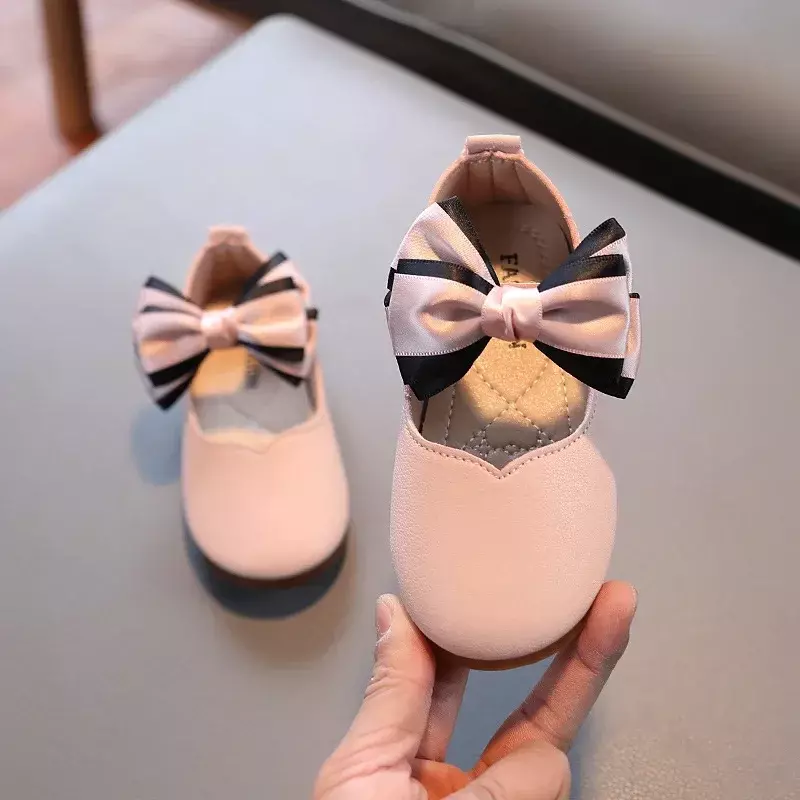 Sepatu berjalan sol lembut anak perempuan, sepatu kulit warna Solid untuk pesta pernikahan bayi warna lucu cocok, sepatu putri busur