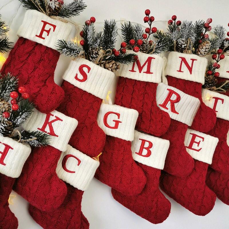 Kaus kaki rajut Natal Tahun Baru huruf alfabet kepingan salju merah dekorasi pohon Natal untuk hadiah Natal rumah