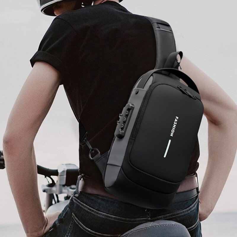 Tas dada pria dengan pengisi daya USB dan kunci beberapa kantong tahan air tas selempang ransel dada harian