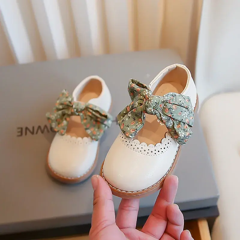 Туфли принцессы для девочек элегантные темпераментные новинки 2024 детские кожаные туфли с цветочным бантом Симпатичные универсальные туфли на плоской подошве для детской свадьбы