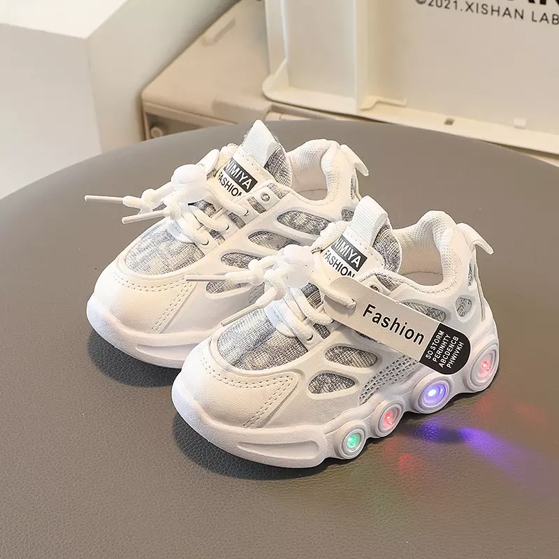 Sepatu anak-anak, sneaker jala bernafas dengan lampu LED musim semi musim gugur untuk anak cowok cewek