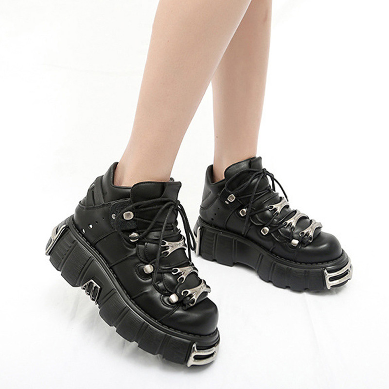 Zapatos de plataforma gruesa para mujer, botines góticos de estilo Punk, tacones de altura de 6CM, zapatillas con cordones, decoración de Metal PU