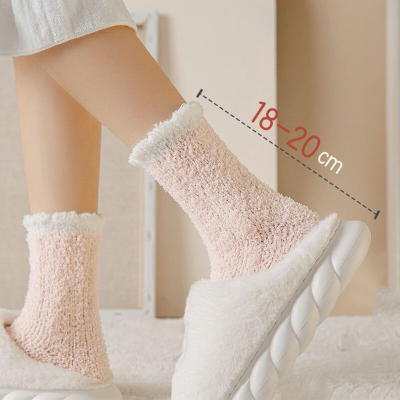 Kaus kaki termal lembut wanita, 1 pasang kaus kaki berbulu halus lantai tidur dipertebal hangat musim dingin bulu bergaris