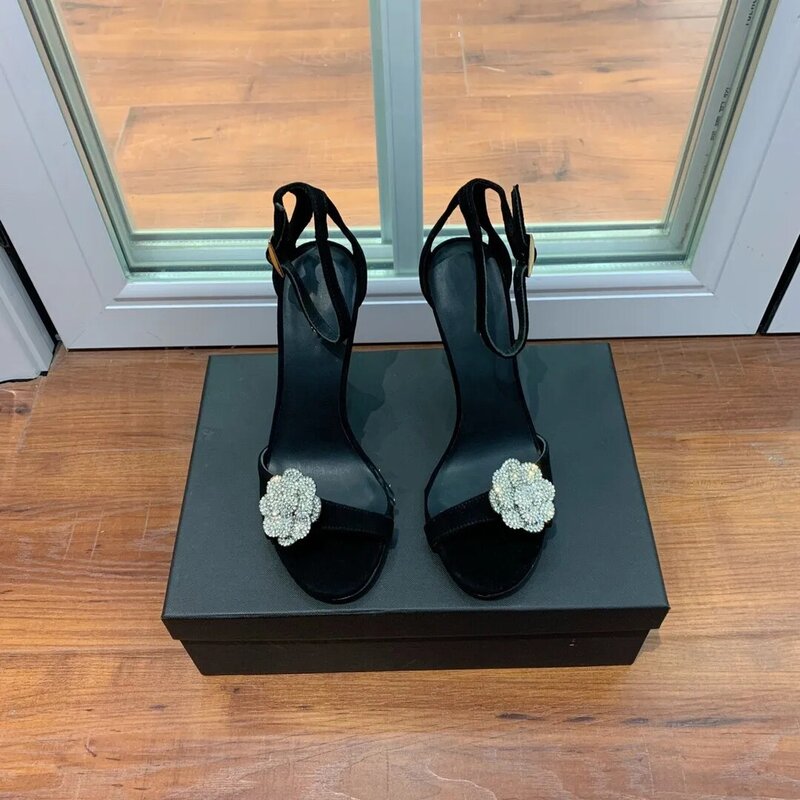 Sandalias de tacón alto con punta descubierta de diamante, hebilla Floral, estilo de hada Sexy, mostrando súper temperamento en los pies, nuevas