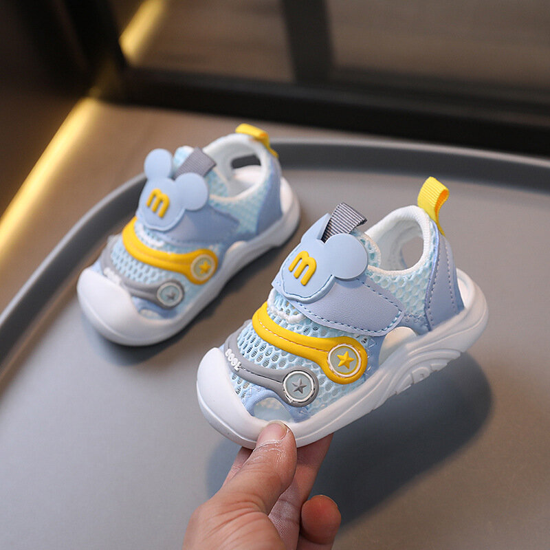 Sepatu sandal bayi laki-laki perempuan, sneaker pertama jalan jala bernafas musim panas