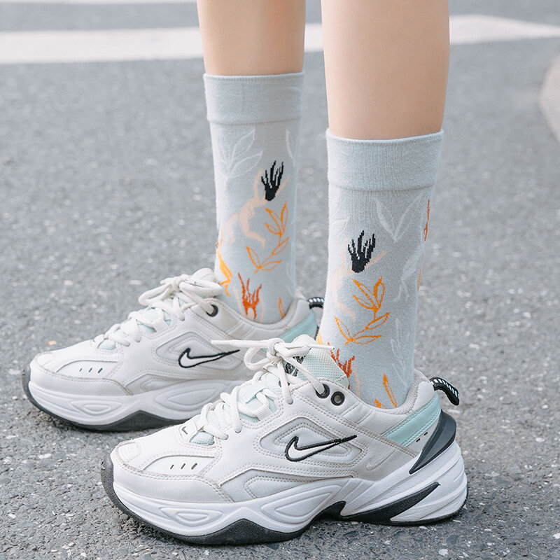 Nuovi calzini di cotone di moda semplice calzini a tubo centrale di personalità di ritratto di graffiti calzini alla moda creativi di colore
