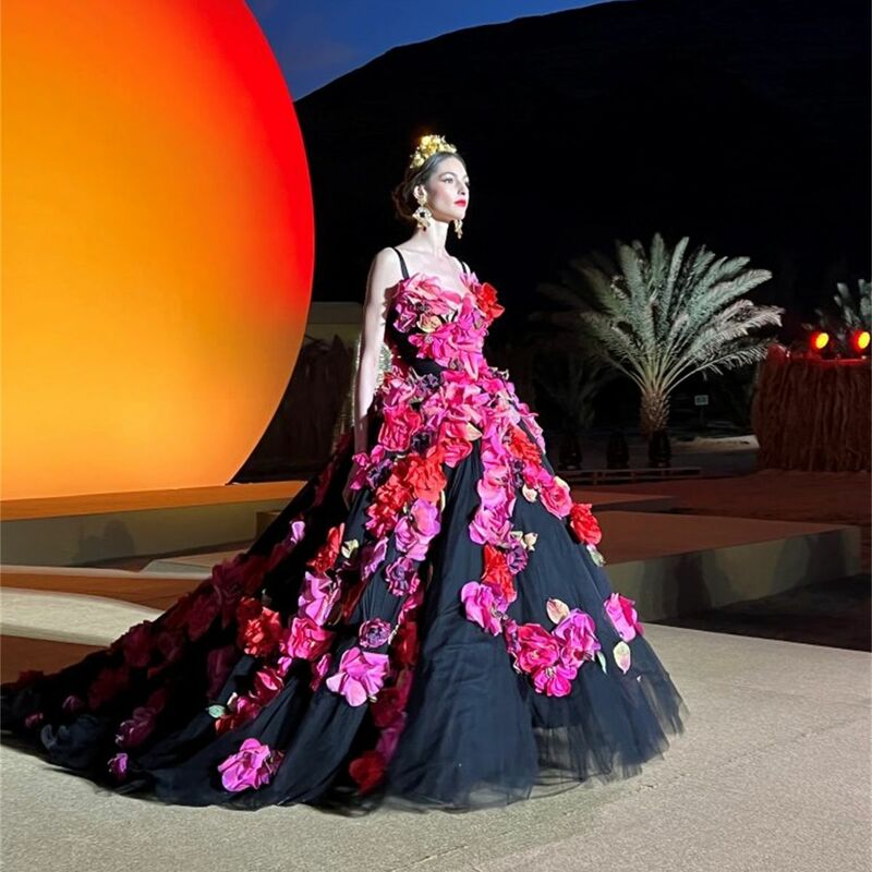 Vestido de casamento suspenso personalizado, flor vermelha rosa 3D, saia inchada preta, cauda real da catedral, elegância nobre, 2023