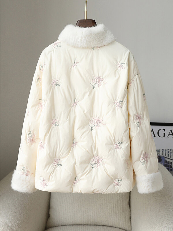 Fivela de estilo chinês Pele de vison tecido ganso jaqueta, jaqueta curta bordada, mais fina, nova, inverno, 2023