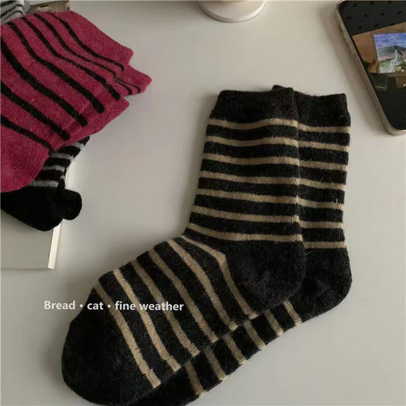 Chaussettes mi-mollet épaisses en laine douce pour femmes, chaussettes classiques à rayures noires et blanches, résistantes au froid, haute qualité, automne et hiver