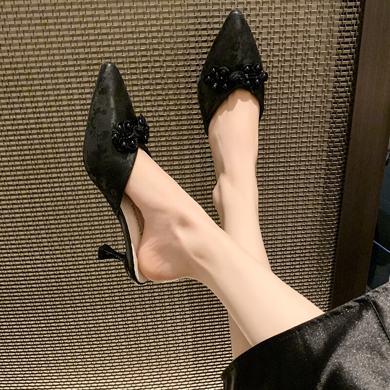 Mary Jane Schuhe gibt es schwarz und silber cremefarben den spitzen Zehen flachen Mund