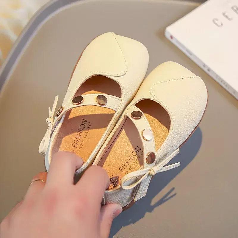 Sepatu kulit lembut anak perempuan, sneaker datar kasual dengan dekorasi logam sederhana, sepatu pesta pernikahan modis 2024