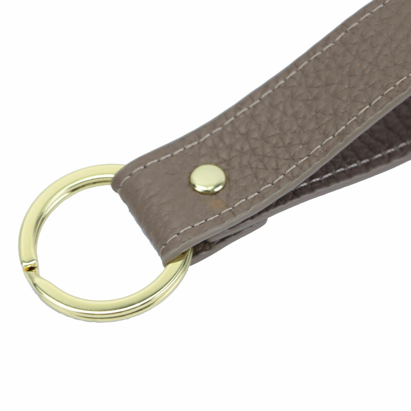Бесплатный индивидуальный кожаный брелок с инициальными буквами для женщин и мужчин, автомобильный брелок с гальваническим узором, высококачественный брелок для ключей