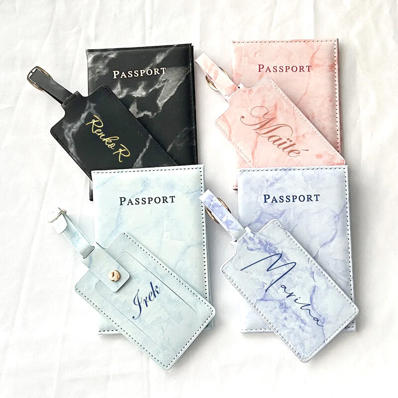 Set sampul paspor dan Tag bagasi yang dipersonalisasi dengan penutup tempat paspor nama yang disesuaikan untuk pasangan