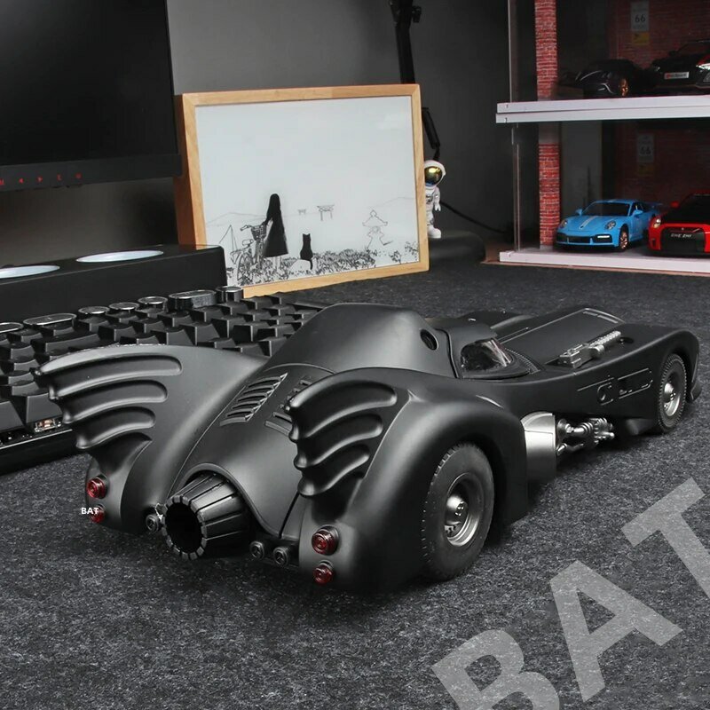 รถ1:18 1989 Batmobile สีดำพร้อมรูปแบทแมนของเล่นสำหรับเด็กและผู้ใหญ่