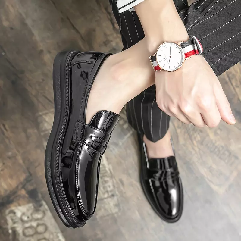 男性用の丸いつま先の光沢のある革の靴,カジュアルなモカシン,オフィス,結婚式,白,黒,ブランド