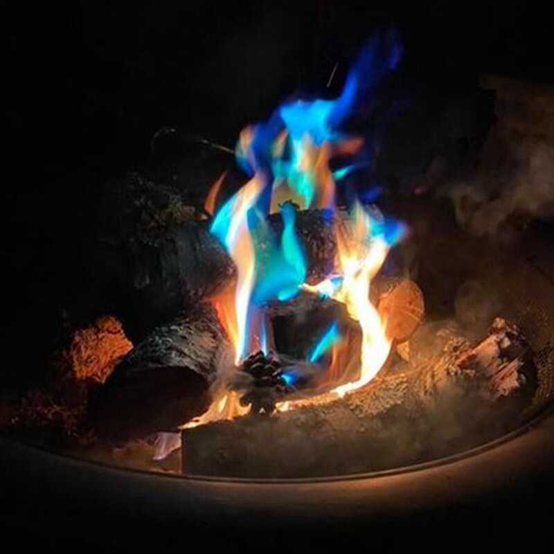 مدفأة خشب الصنوبر المحترقة ، إكسسوارات حرق ، نار ، حفرة نار ، زرقاء وخضراء اللون