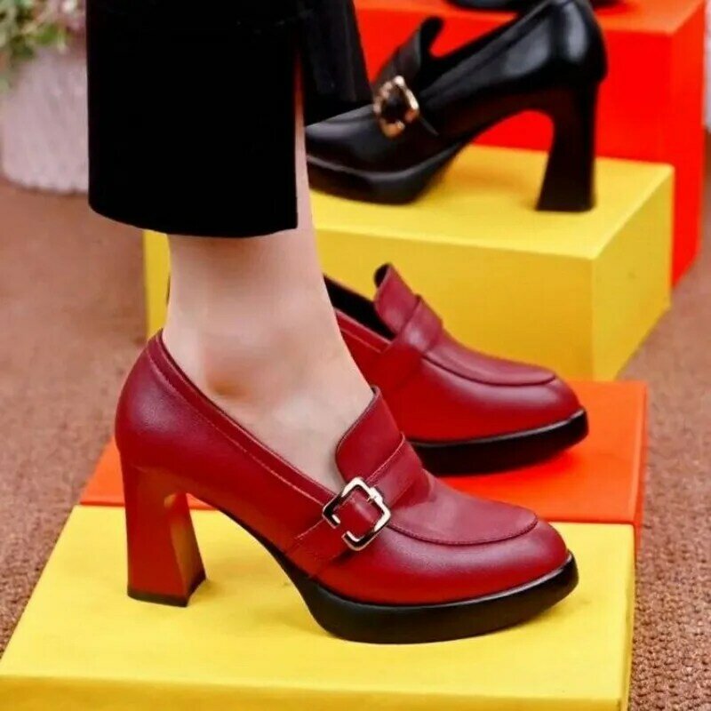 2024 Wysokiej jakości damskie szpiczaste, jednokolorowe, miękkie, nieklejące się buty ze skóry PU Jednokolorowe modne sandały na wysokim obcasie