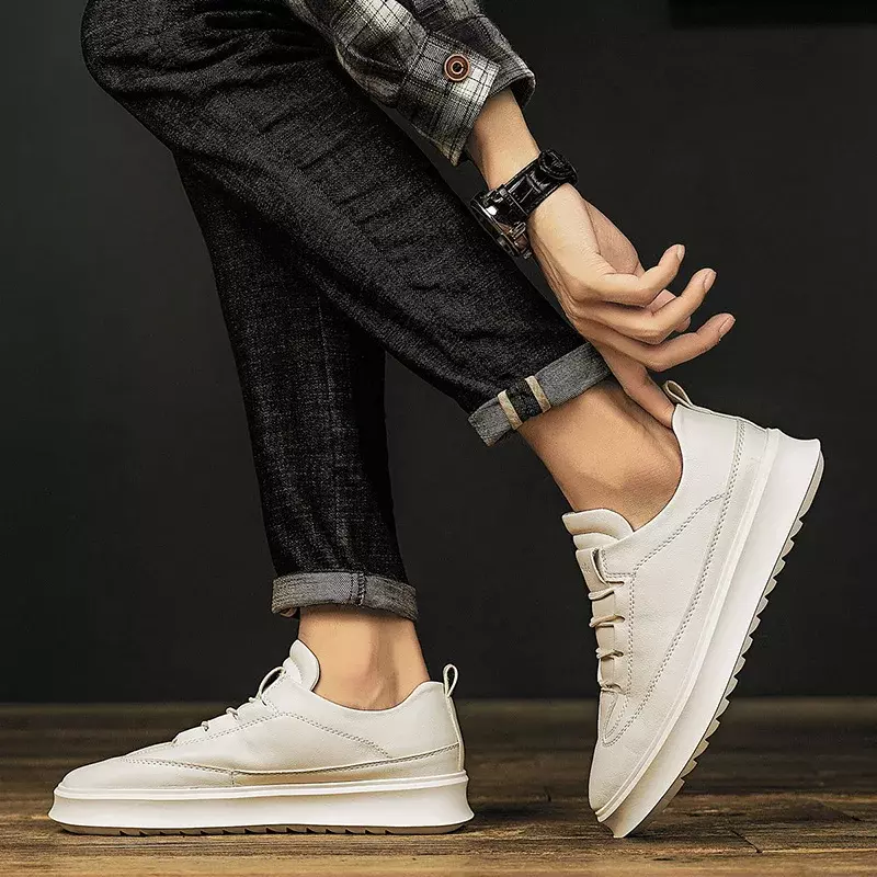 Sepatu minimalis kulit kasual pria, sneaker ringan luar ruangan loafer desainer datar anti selip mode 2024
