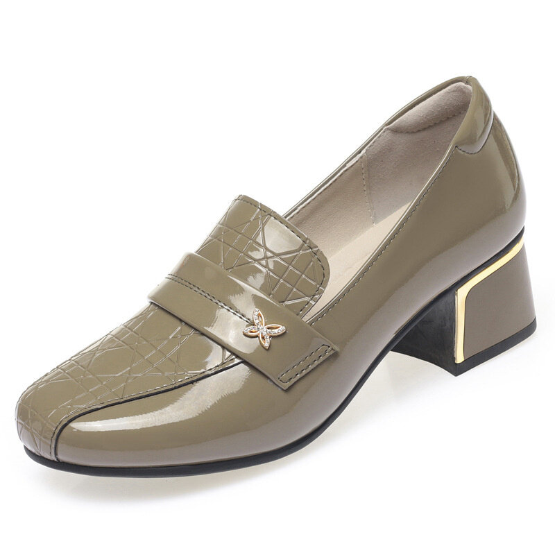 Sepatu pantofel kulit cerah wanita, sneaker blok mulut dalam gaya Inggris musim semi 2024 untuk ibu kantor nyaman