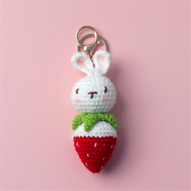 Crochet bonito Keychain com cenoura, coelho, morango, boneca Chaveiro, anel tecido, criativo, malha, pingentes