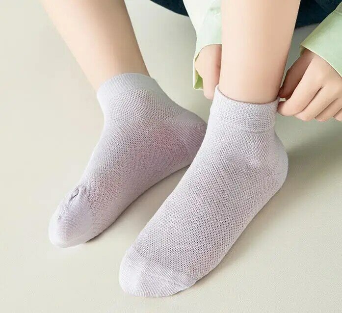 2024 Frauen Socken schwarz weiß Mittel rohr Streetwear weiche Baumwolle Casual Socken