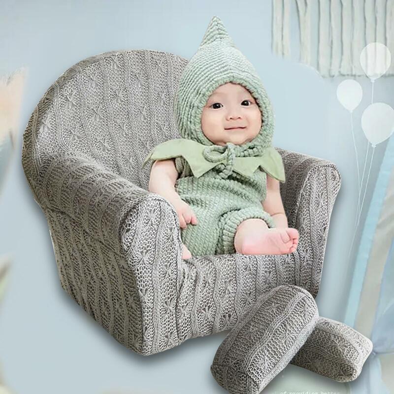 Pele do bebê amigável posando sofá conjunto, foto adereços, almofada, travesseiro, cinza