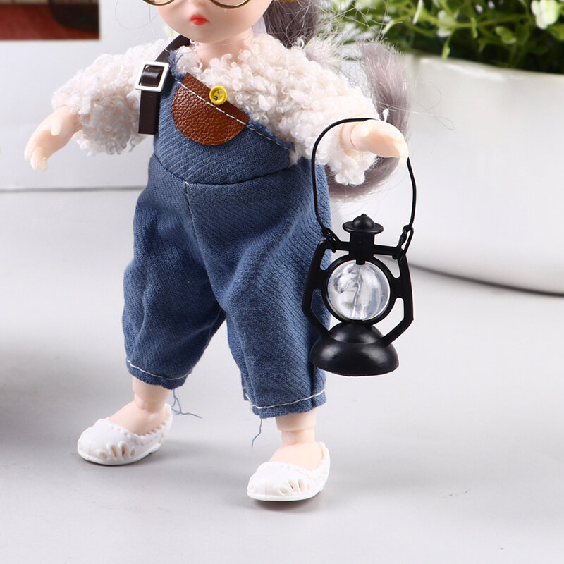 1:12 miniatur rumah boneka portabel Mini Retro antik hitam lampu minyak tanah lampu kuda Model untuk boneka furnitur hadiah bayi Dekorasi mainan
