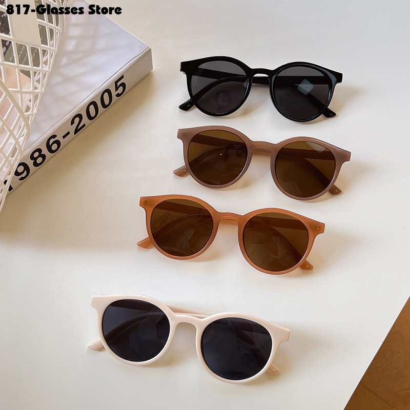 Gafas de sol Vintage para mujer, lentes de sol a la moda con montura redonda pequeña para conducir, novedad de 2024