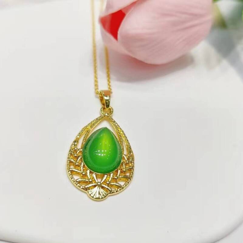 Stylish Chrysoprase Jade Pendant Clavicle Chain Natural Chalcedony Necklace Pendants Women Charm Jewelry Simple Elegant Gemstone