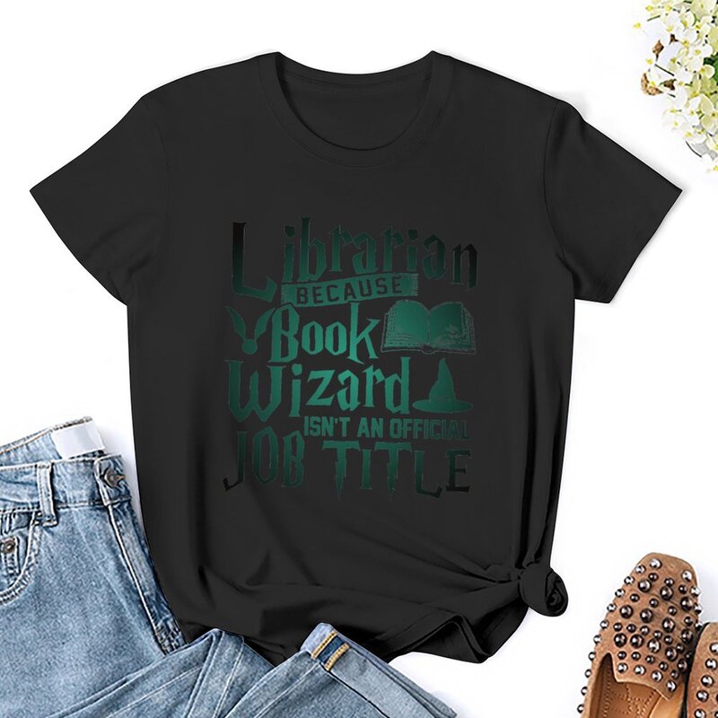 Женская футболка с изображением библиотеки и волшебника