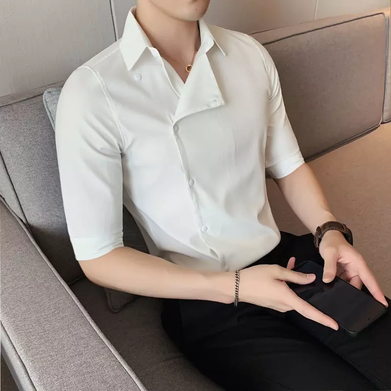 Desain terbaru kepribadian sisi Flap gelap bergaris kemeja lengan setengah musim panas Korea Solid ramping kasual pria lima perempat kemeja