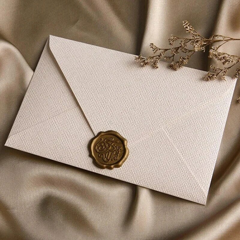 Enveloppe noire avec impression déjoué d'or, produit personnalisé, qualité de luxe personnalisée