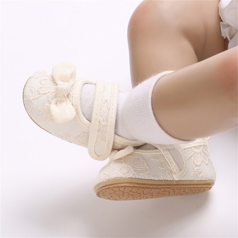 Zapatos de princesa para bebés y niñas, zapatos antideslizantes para primeros pasos, con bordado de flores y lazo suave