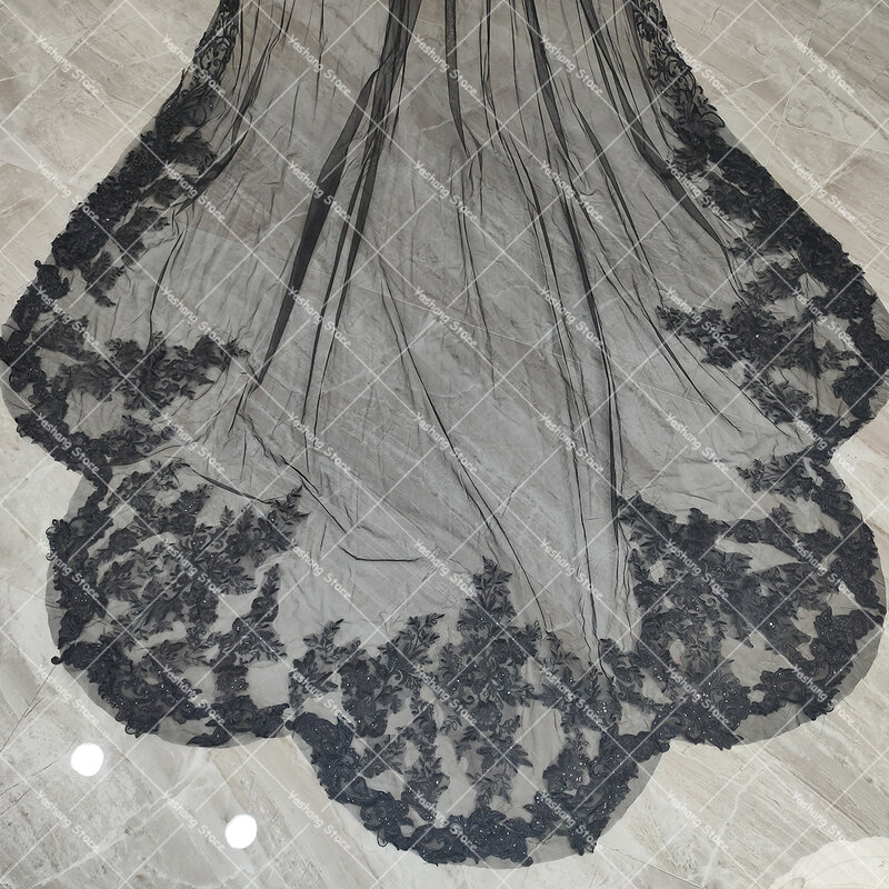 Kerudung pengantin bordir Katedral hitam Whimscial satu tingkat Tulle dibuat untuk memesan Appliqued Trim kerudung pernikahan panjang dengan sisir