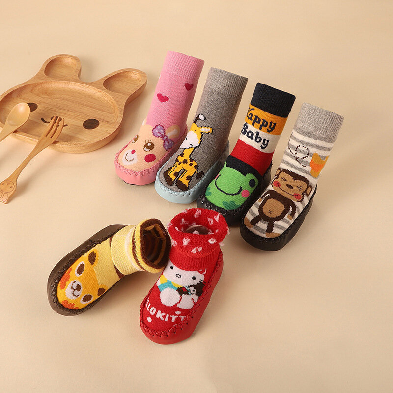 Chaussettes de sol avec animaux de dessin animé pour bébé, chaussons chauds en coton avec semelle antidérapante en caoutchouc pour filles et garçons
